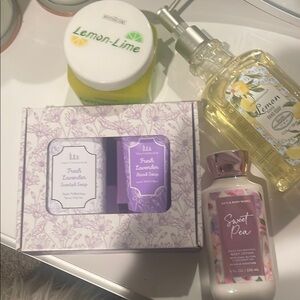 Bath & Body Works Sweet Pea Hand Soap - Pink and White